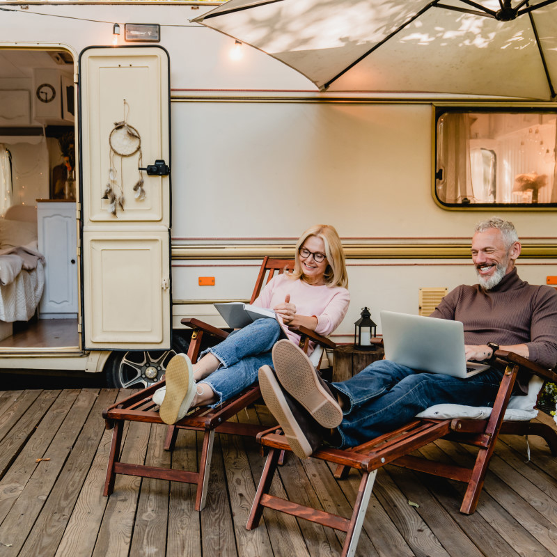 Klassischer Wohnwagen-Anhänger auf einer Wiese – ideal zum Campen mit dem Zugfahrzeug